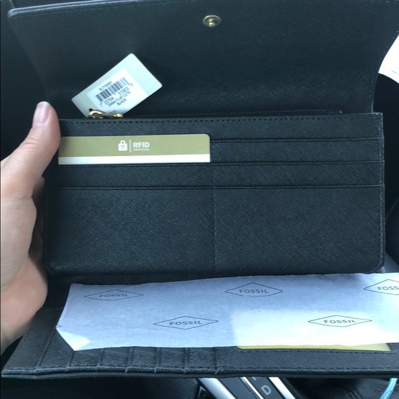 Fossil Handbags - Fossil wallet brand new